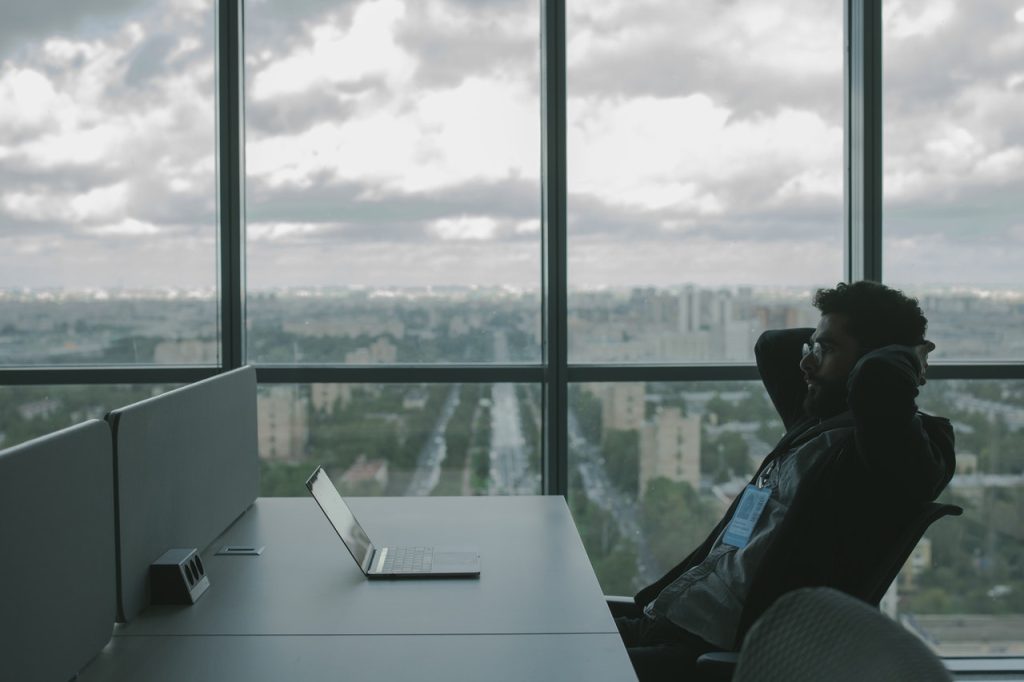 What are the key trends in the global cybersecurity services market?