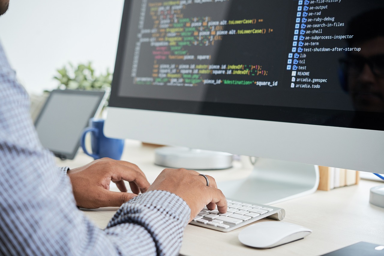 What are the Pros and Cons of Hiring Remote Developers?